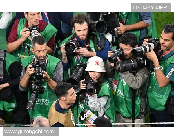 足球明星高清合照图片欣赏汇总展现球场风采与个人魅力的精彩瞬间