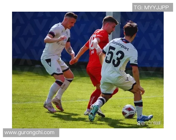 奥斯积克与埃因霍温的激烈对决揭示足球战术的精彩碰撞与球队实力的较量